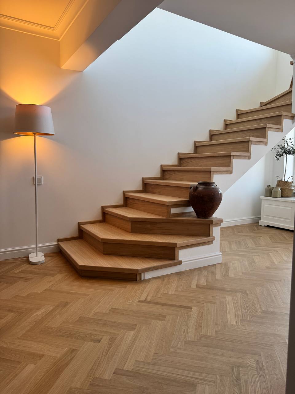 Scări din lemn masiv, realizate la comandă